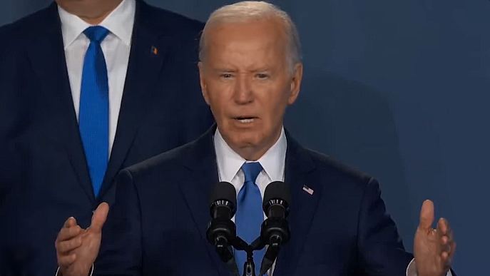 Biden pod pritiskom da odstupi nakon što je Zelenskog nazvao Putinom, a Kamalu Harris Trumpom