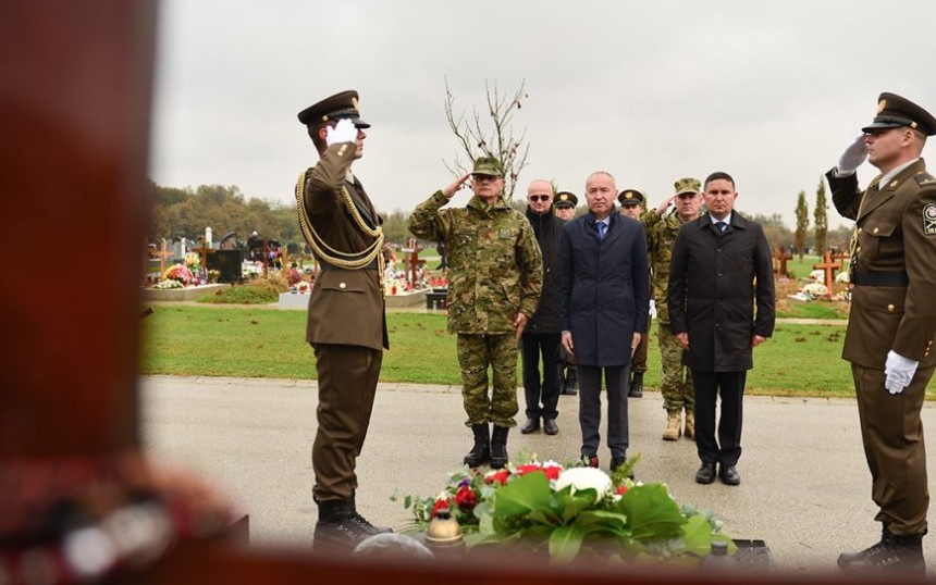 Ministar Krstičević odao počast Josipu Briškom