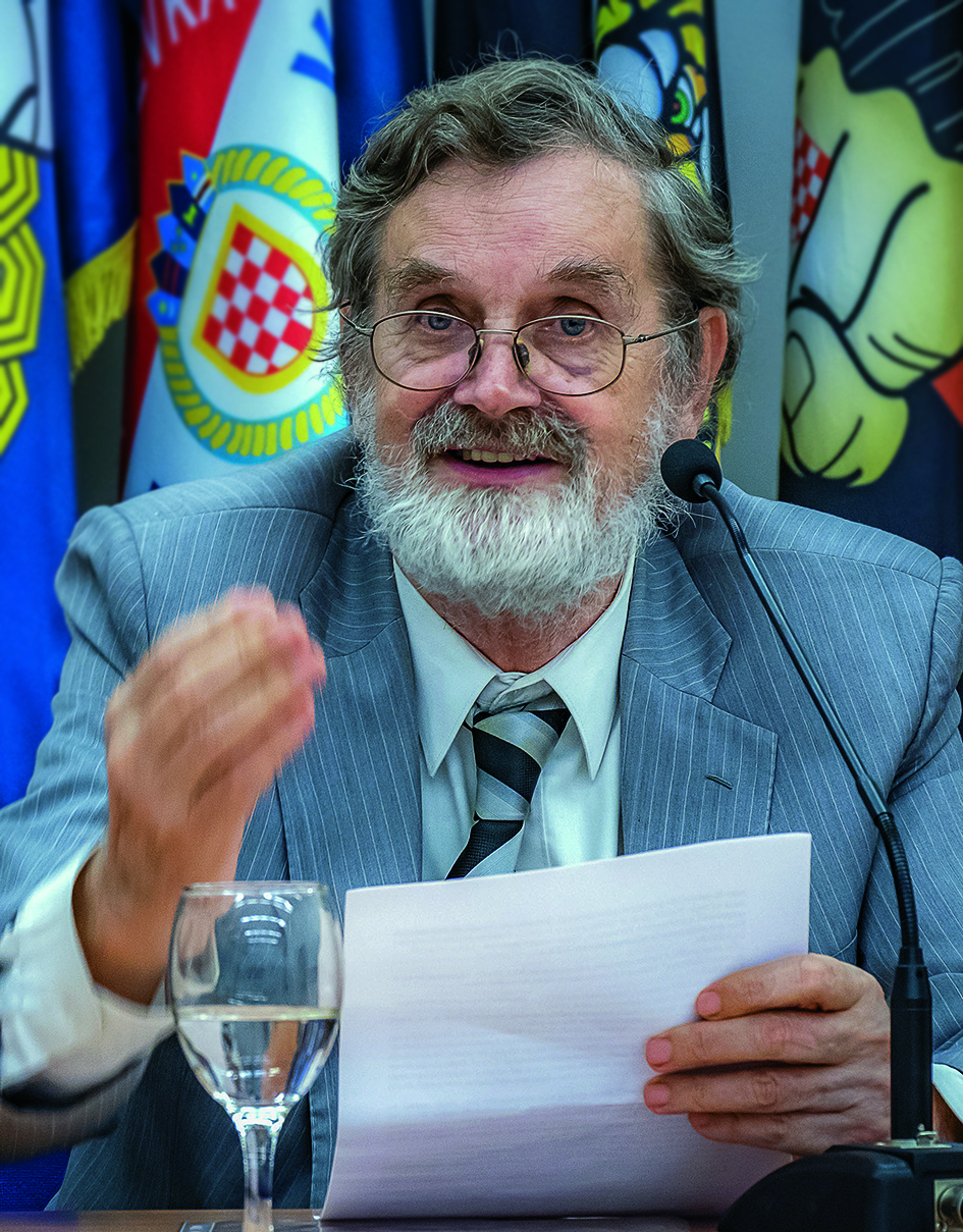 RAZGOVOR MLADENA PAVKOVIĆA S AKADEMIKOM JOSIPOM PEČARIĆEM O THOMPSONU I NJEGOVOJ VELIČINI