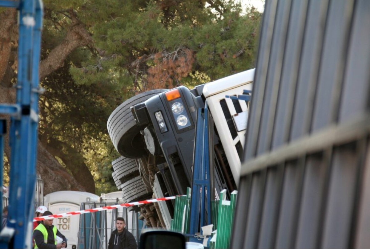 Prevrnuo se kamion kod Slavonskog Broda; automobili poispadali iz prikolice