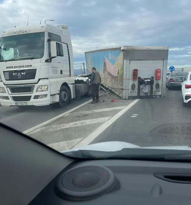 Otkvačila se prikolica s kamiona na kružnom toku u Popovcu