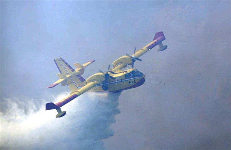 Požar u Žrnovnici gase kanader i air-tractor