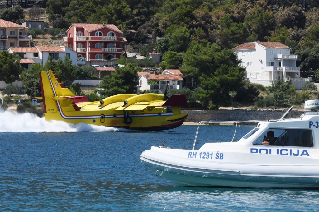 Gori borova šuma na otoku Prviću: Vatra blizu kuća, gasi je 30 vatrogasaca i dva kanadera