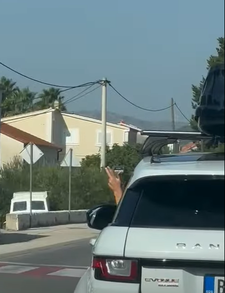 Dizao tri prsta iz SUV-a po Kaštelima. Policija ga dohvatila: 'Pronađen si prijatelju'