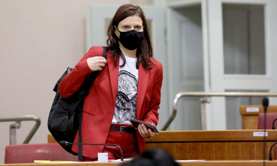 SJEDNICA SABORA   Katarina Peović ironično o necijepljenima: Zalagat ću se za to da se pijanima dozvoli vožnja. Pa ajmo onda organizirati prosvjede za ljude koji žele piti i voziti!