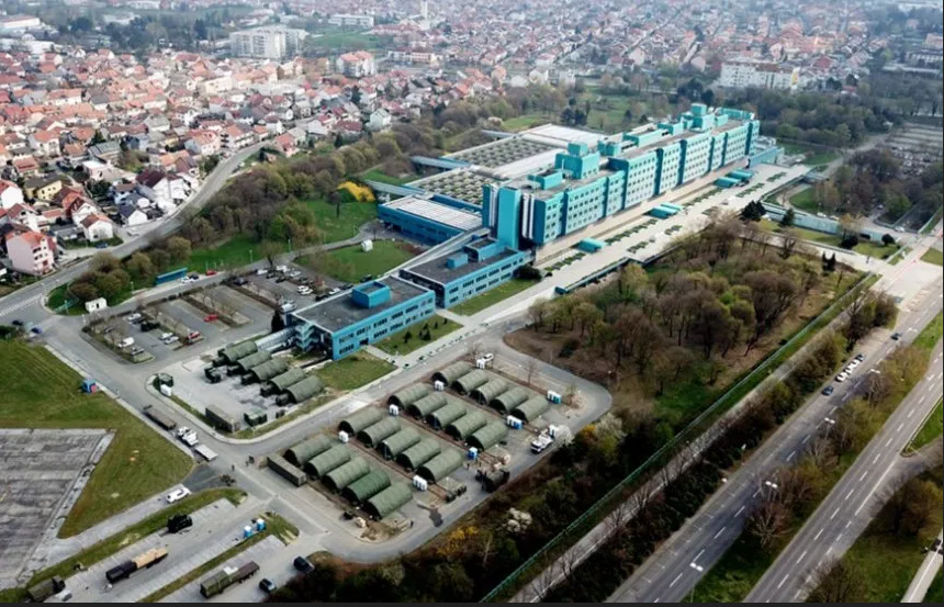Pripadnici HV grade natkriveni prostor između šatora i KB Dubrava