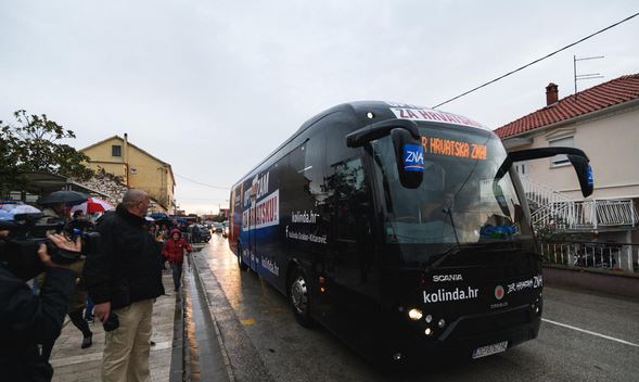 Autobus K. Grabar-Kitarović oštetio auto na cesti. Vozačica ogorčena: Nitko nije stao