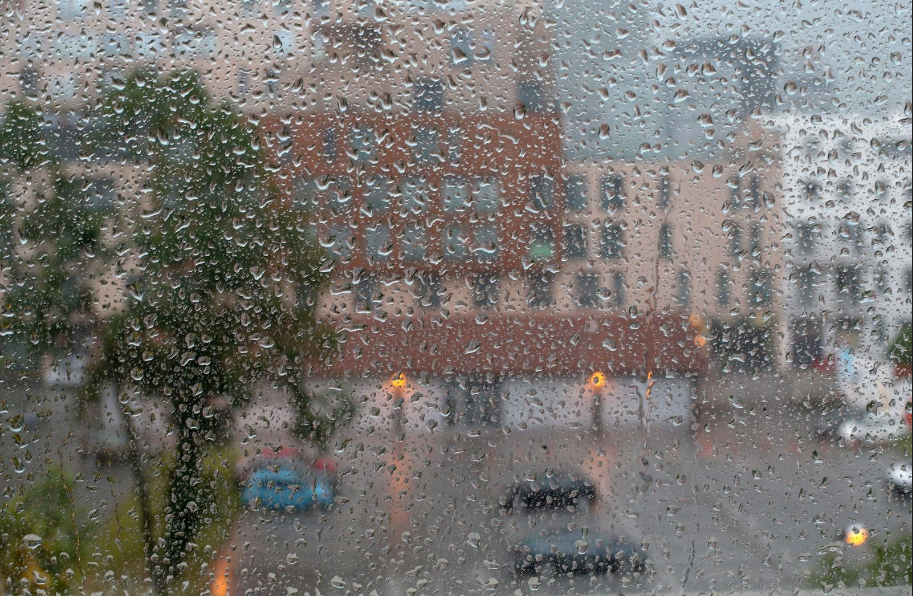 U Zagrebu stablo palo preko dva automobila, olujna bura puhala na području Dalmacije. Za Velebitski kanal izdan crveni meteoalarm