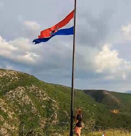 (VIDEO) Policija ima detalje skidanja hrvatske zastave u Kinu! Ovo su počinitelji: Jedan snimao, drugi navijao, a treći objavio