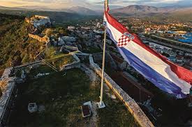 Nestala hrvatska zastava s kninske tvrđave: Policija istražuje kazneno djelo teške krađe