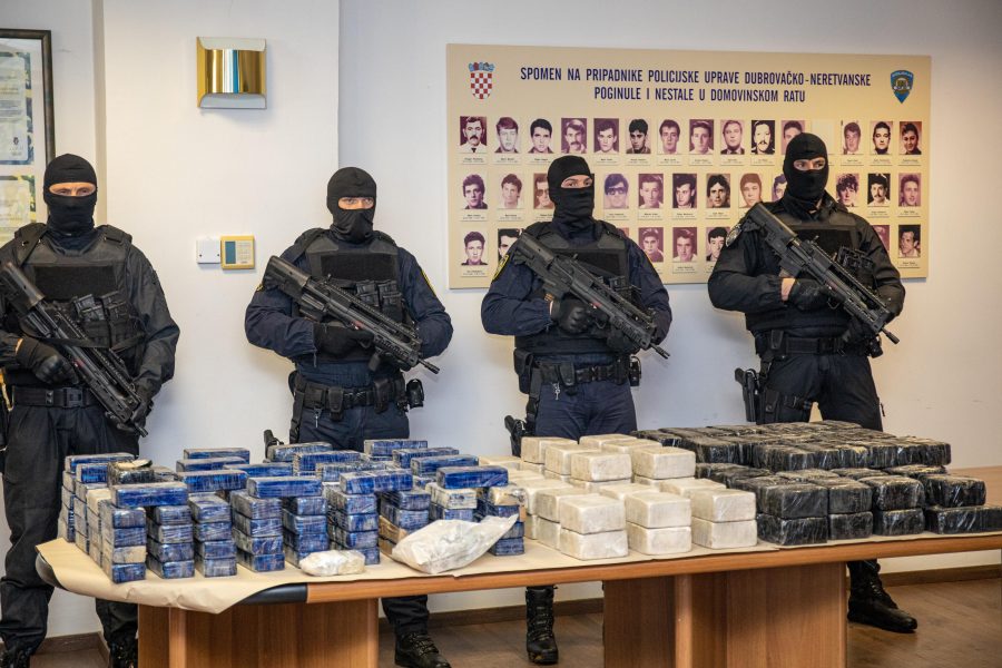 Policija na brodu u Luci Ploče našla rekordnu količinu heroina i 62 kg kokaina