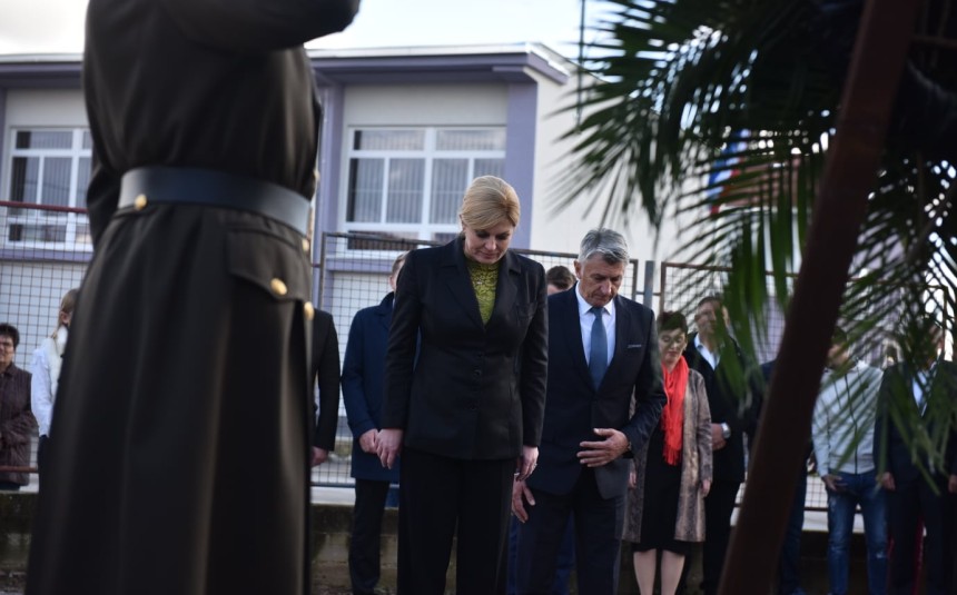Predsjednica Kolinda Grabar-Kitarović poklonila se žrtvama Škabrnje