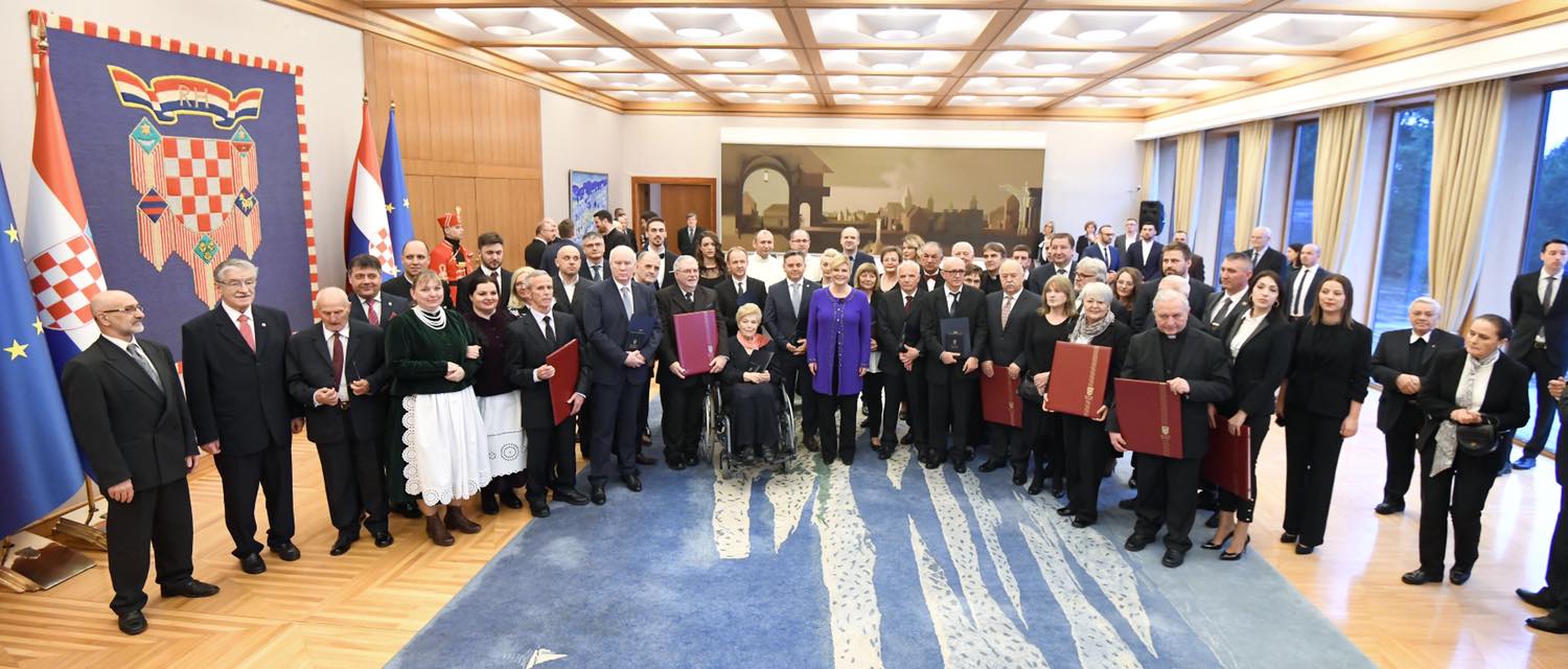 Hrvatski branitelji ogorčeni: Predsjednice gdje se „izgubilo“ odličje “Velered Franje Tuđmana”?…