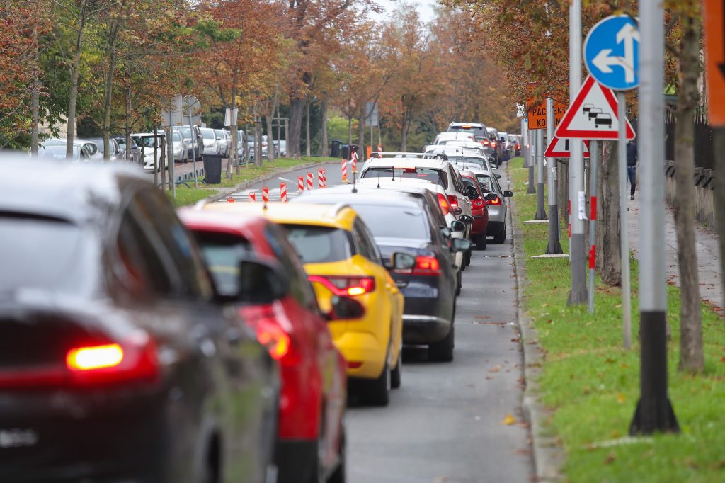 FOTO: Nepregledne gužve za testiranje na koronavirus u Zagrebu