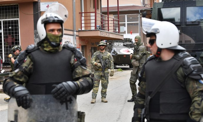 NAPETOSTI NA KOSOVU SE NASTAVLJAJU  NATO šalje dodatne snage na Kosovo, Vučić traži da se Kurti 'urazmi'