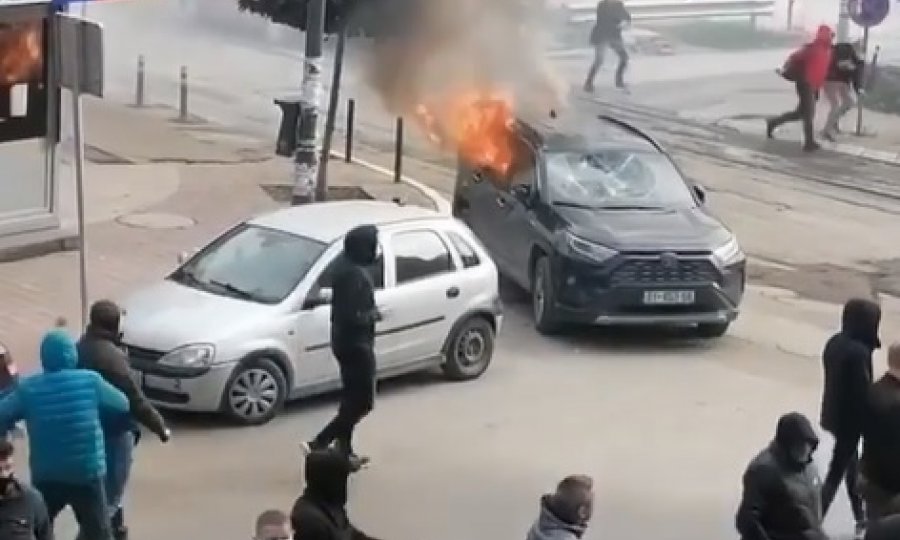 NEREDI NA KOSOVU: Krenula akcija protiv švercera,   Srbi izašli na ulice, Ranjeni muškarac bori se za život, kamenovana policija uzvratila šok-bombama.