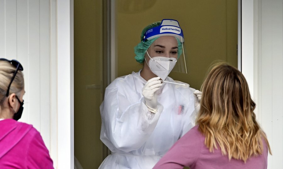 Sumnjate da ste zaraženi koronavirusom? Ovaj vodič otkrit će vam sve: Kad zvati liječnika, kako se testirati, što s kontaktima...