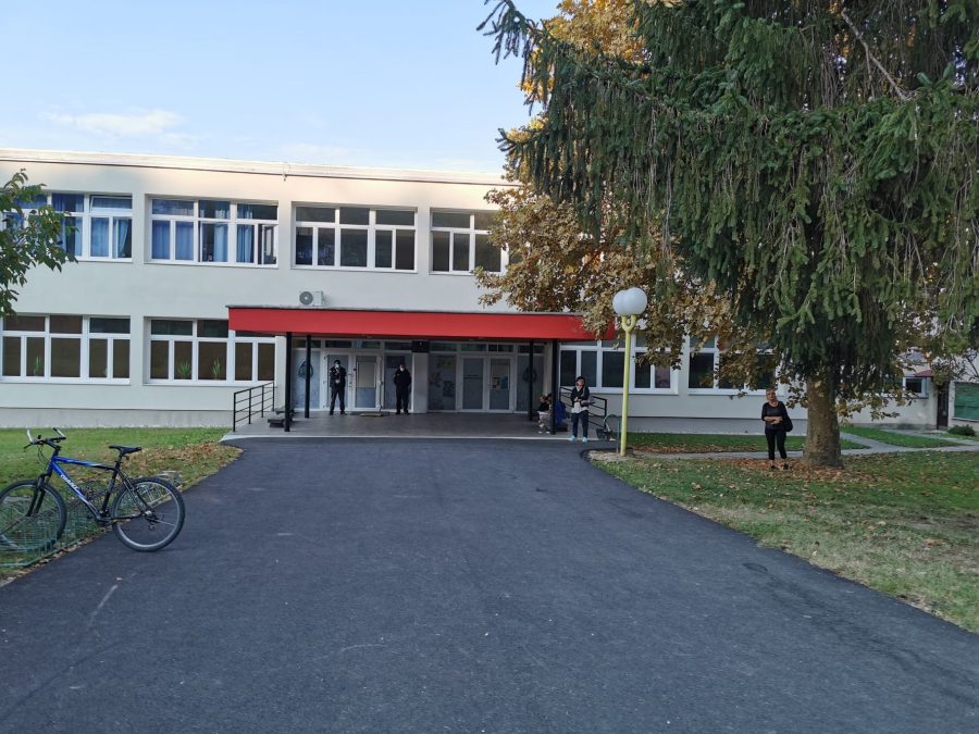 Učenik bez maske nije pušten u školu, uči s roditeljima pred ulazom