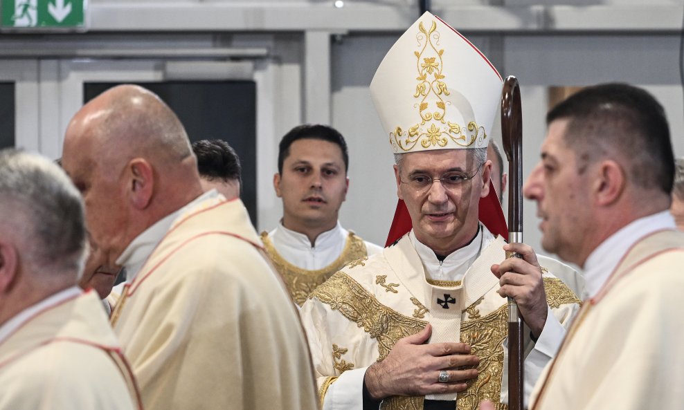 MISNO SLAVLJE  Nadbiskup Kutleša na polnoćki se osvrnuo na tragediju u OŠ Prečko
