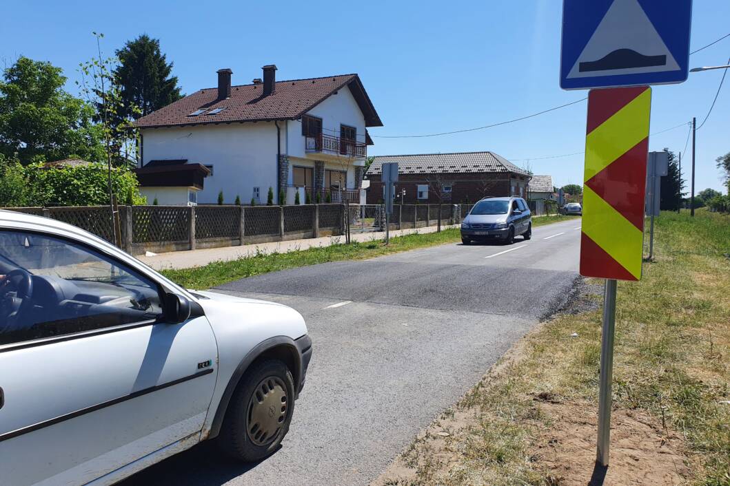FOTO Novi đurđevački ‘ležeći policajci’ izazvali malu pomutnju, neki su i letjeli preko njih