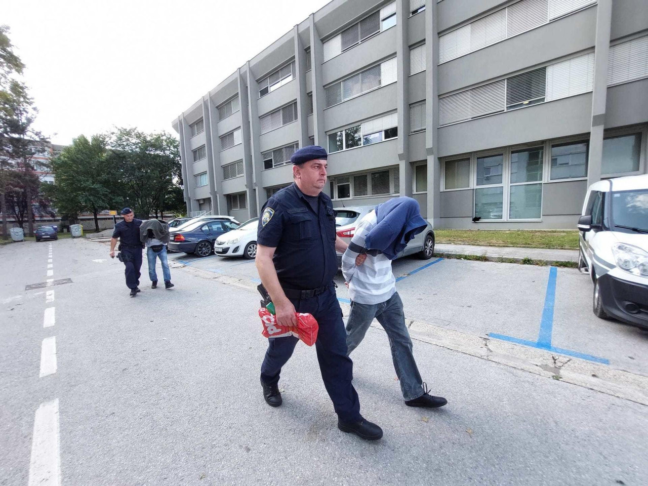 ISPOVIJEST ŽENE IZ LIKE ‘Na ulici su me napale dvije žene, rekle mi da sam ku***. Ispada da su žrtve policajci koji su me silovali!‘