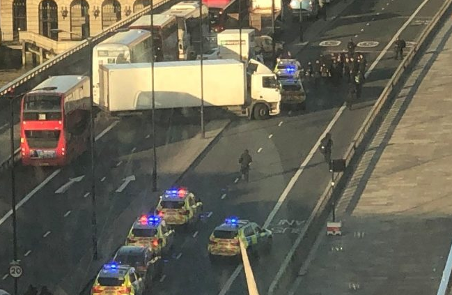 PUCNJAVA NA LONDON BRIDGEU: Policija blokirala promet