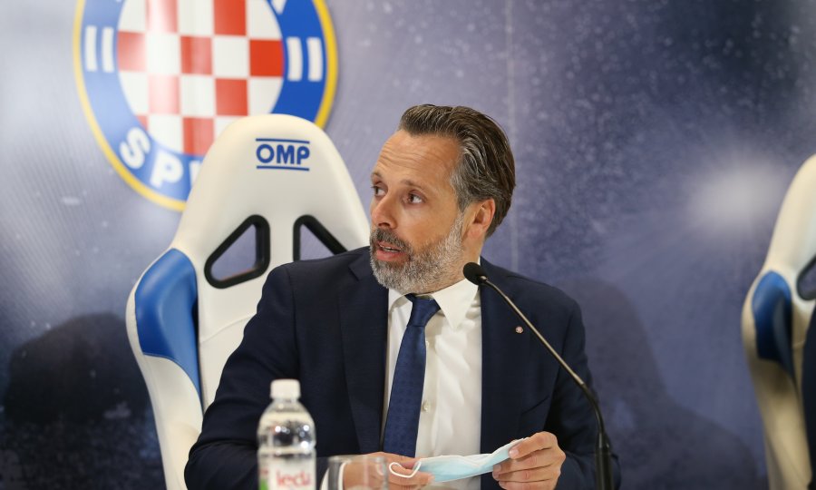 Novi predsjednik Lukša Jakobušić se na prvoj presici obrušio na gotovo sve u klubu, a nije štedio ni 'Naš Hajduk'