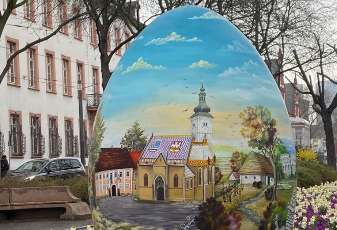 HRVATI NIJEMCE ‘IZULI IZ CIPELA’! U centru Mainza izložili gigantske pisanice: ‘Svi zastajkuju, fotografiraju…’