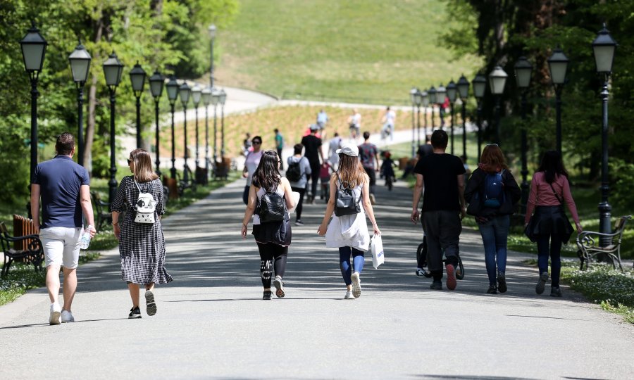 Park Maksimir danas je vrvio ljudima; ostati doma po ovakvom je vremenu mnogima nezamislivo