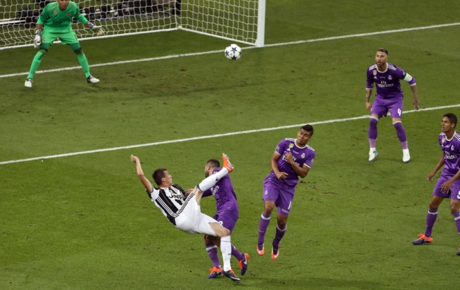 (VIDEO) France Football prekrasan gol Marija Mandžukića uvrstio među najljepše u povijesti Lige prvaka