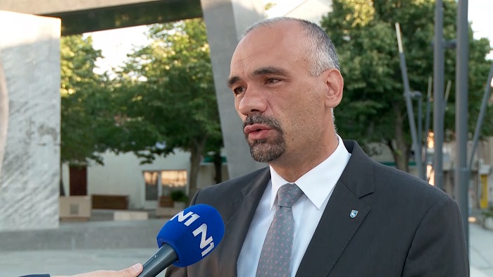 VIDEO Ugledni gost mu snimio video u Srpskom Kninu: Gradonačelnik Jelić bijesan; Miloš Stojković, sramite se! Tužni, kukavički i licemjerni postupak; Stojković: nemam veze s tim