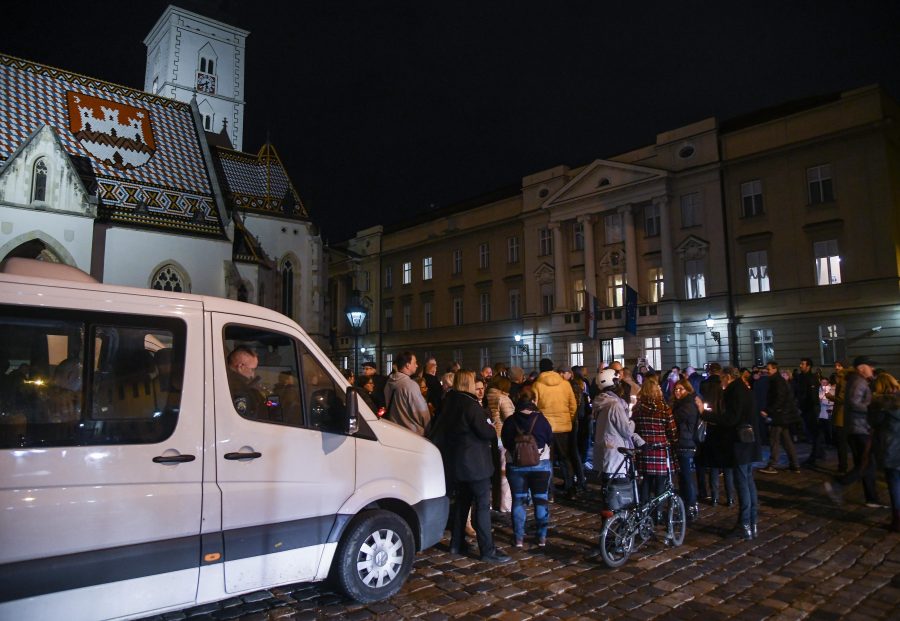 Prosvjed na Markovu trgu zbog covid-potvrda, stigla i policija
