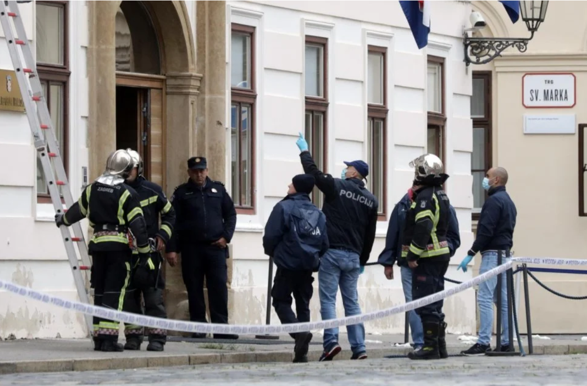 FOTO: MOGLO JE DOĆI DO VELIKE TRAGEDIJE Evo oštećenja od metaka na zgradi Vlade