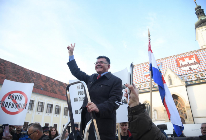 (UŽIVO) BUKNUO PROSVJED U ZAGREBU! Stožer nazvali ‘bandom’! Oglasio se i Milanović: ‘Neću reći da ih podržavam, ispast će da huškam, ali ne smetaju mi!’