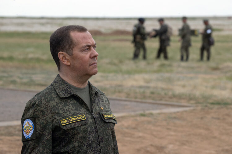 Medvedev: Pristupanje Ukrajine NATO-u bila bi objava rata protiv Moskve