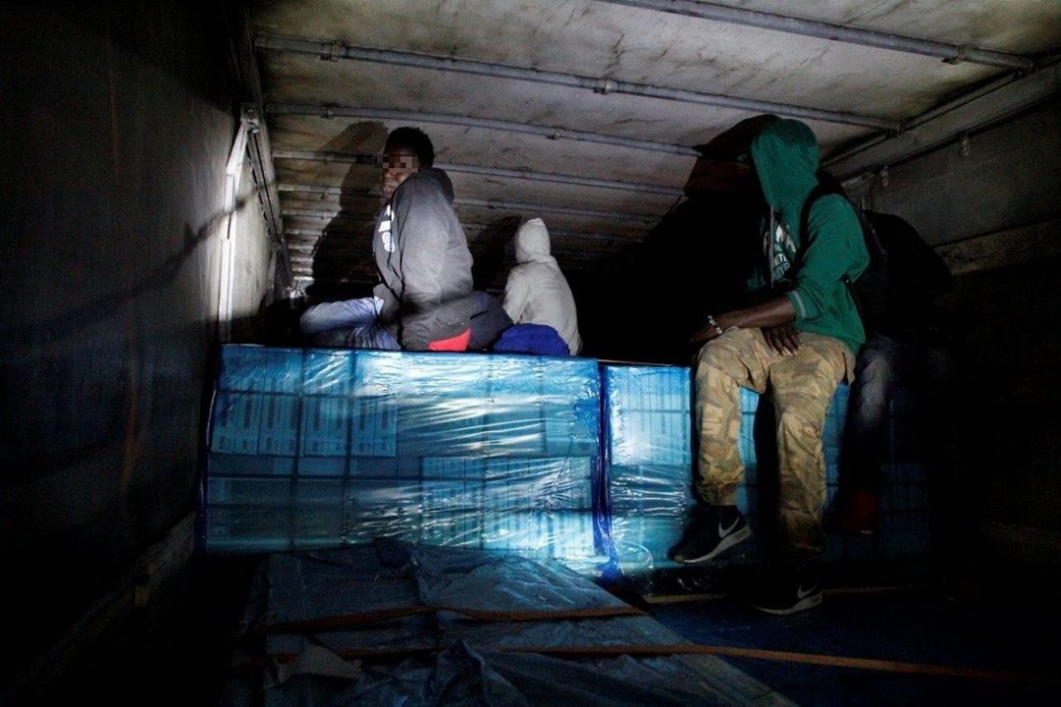 Policija kod Lovinca zaustavila slovenski šleper, a u njemu 156 ilegalnih migranata iz Pakistana, Sirije i Afganistana