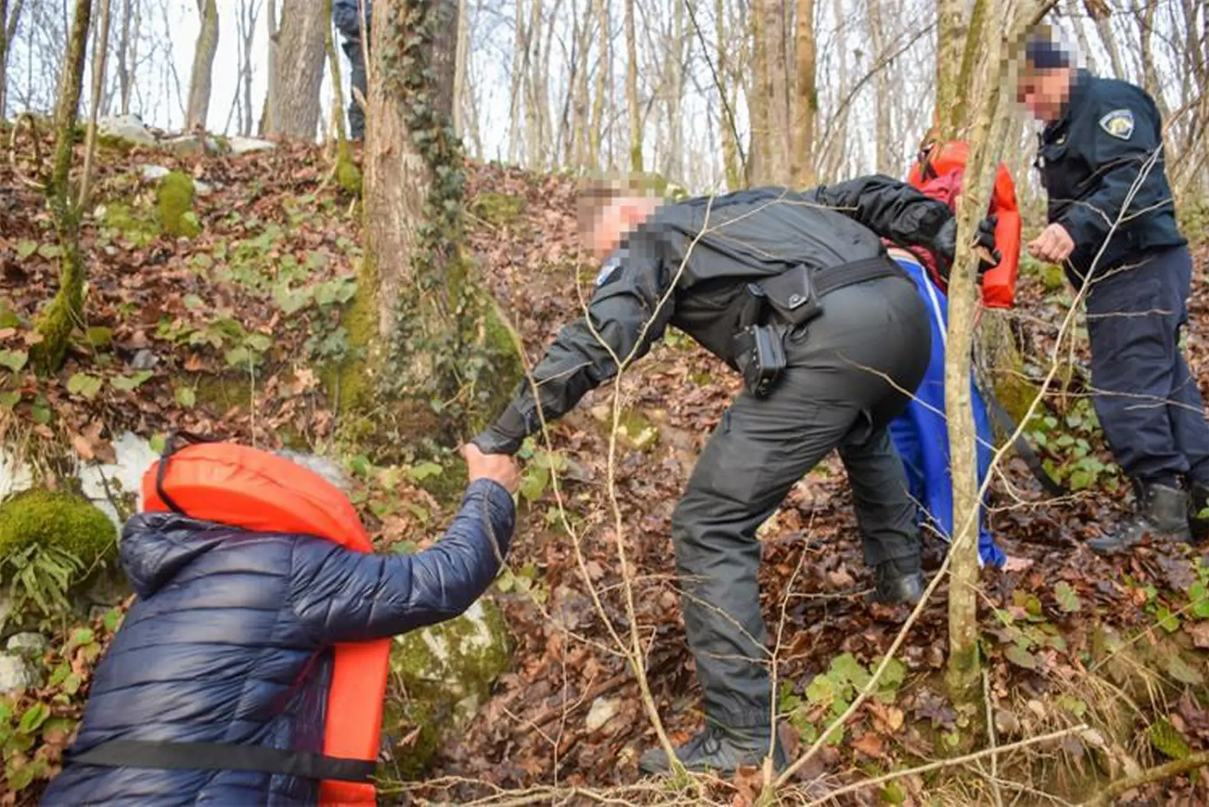 Iz nabujale Mrežnice policajci su spasili dvojicu migranata