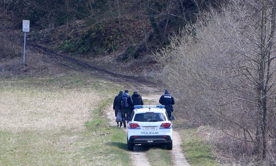 Policija u centru Gospića pronašla   17 migranata, kasnio im prijevoz