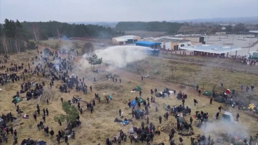 NAPETO NA   GRANICI Poljska policija ispaljuje vodene topove na migrante, a oni bacaju kamenje