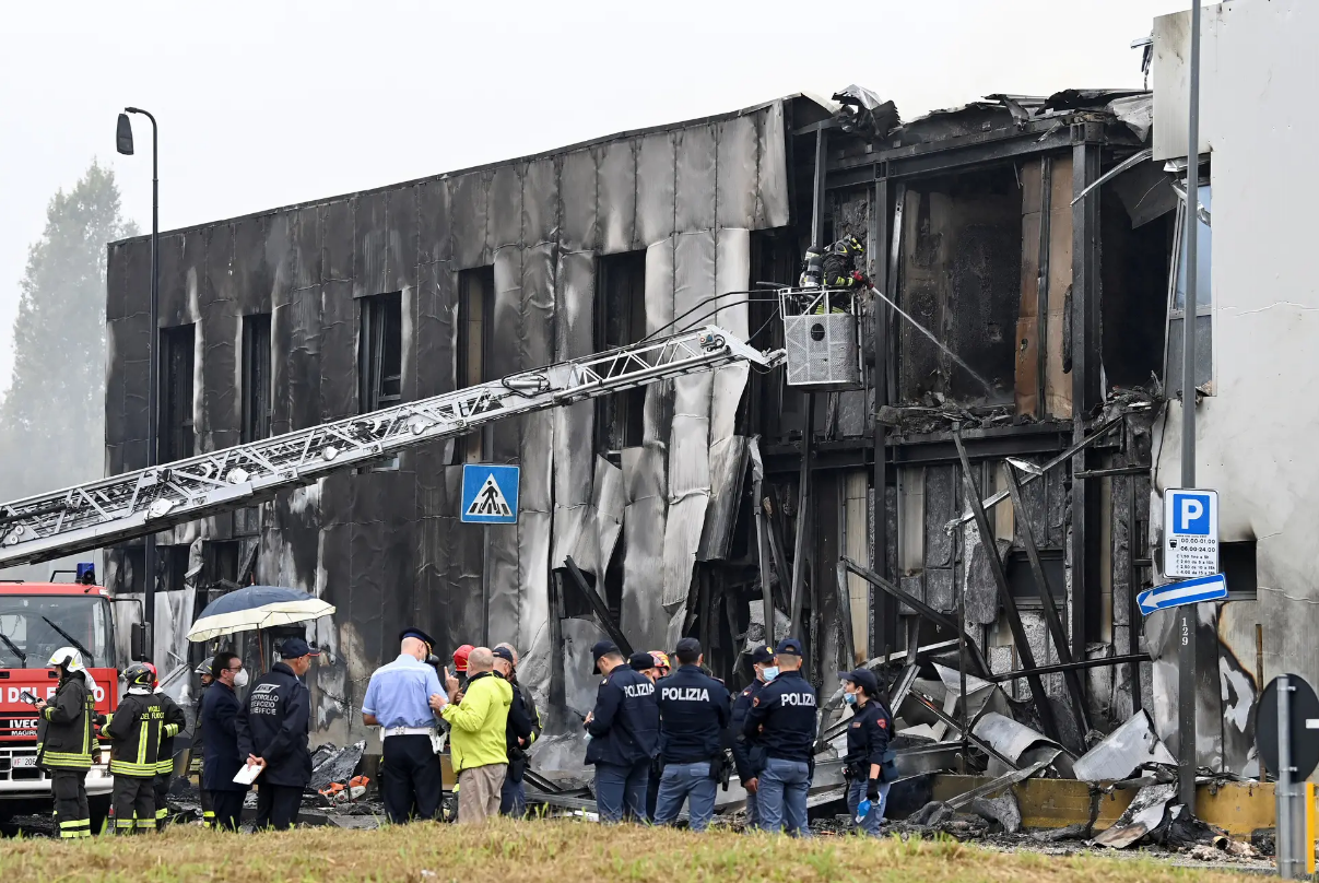 Manji avion pao na zgradu u Italiji, poginulo najmanje osam ljudi, među njima i jedno dijete
