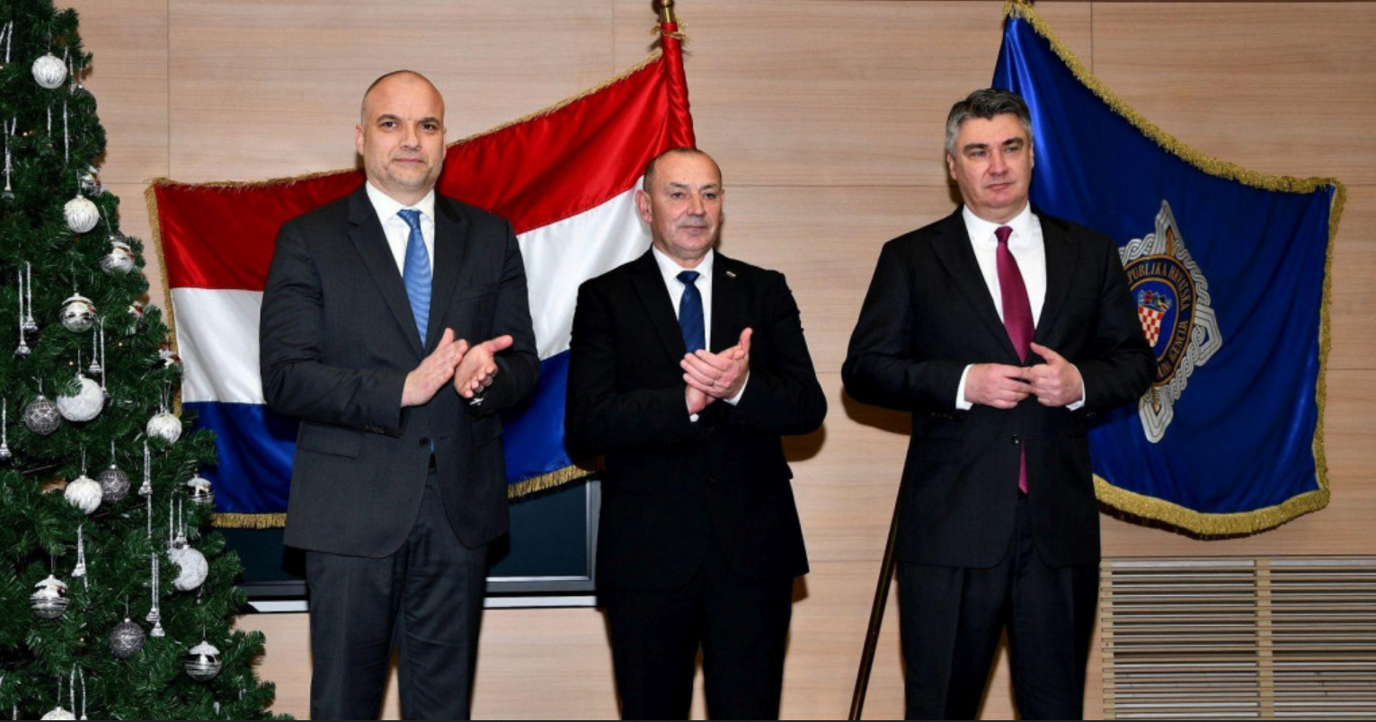 Zoran Milanović je odlikovao zaslužne djelatnike SOA-e