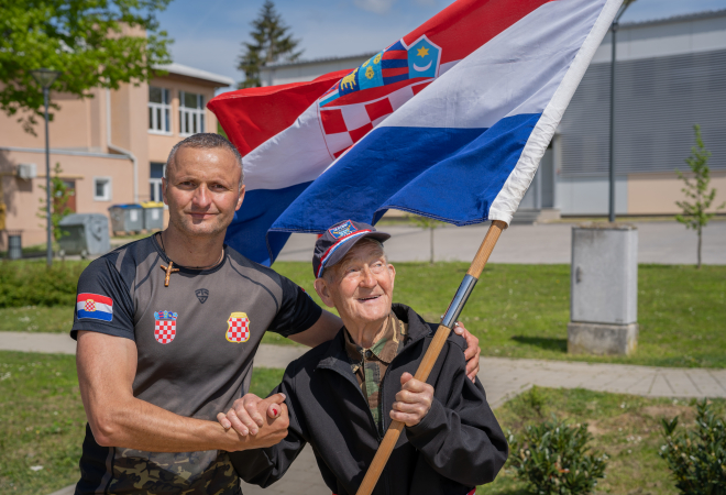 ‘KUDA, DJEDE?’ MIRKO (93) NAPRAVIO ČUDO! Odao počast braniteljima kao malo tko: ‘Morali smo zastati da ga upoznamo’