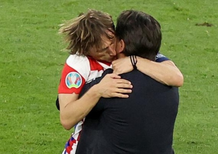 (VIDEO) POGLEDAJTE KAKO SE LUKA SLOMIO, DALIĆ LJUBIO KRUNICU! Emotivni trenuci Vatrenih: ‘Dragi Bog mi je pomogao!’