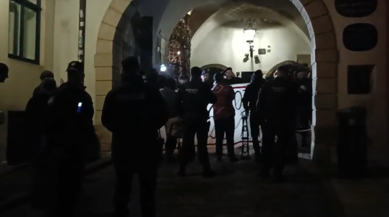 Sukob kod Kamenitih vrata: Prosvjednici ponovno provocirali molitelje, intervenirala je i policija