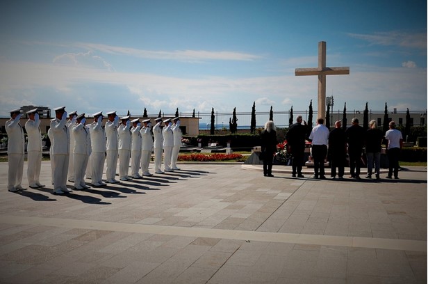 ODANA POČAST MORNARIMA UBIJENIM U DOMOVINSKOM RATU: Položeni vijenci i upaljene svijeće