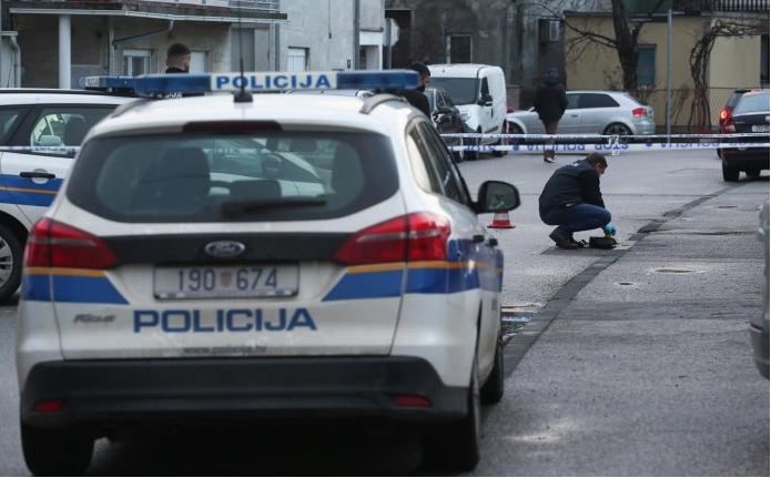 Vozač teško ozlijeđen, motor se vrtio po zraku pa pogodio auto na parkingu