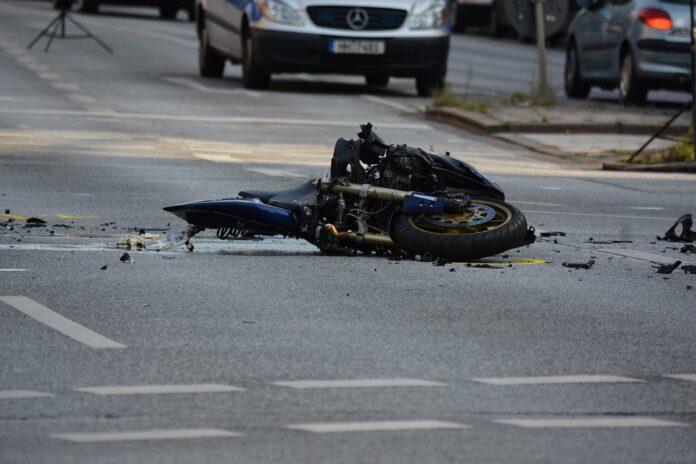 NOVA NESREĆA NA MOTOCIKLU: Maloljetnici na skuteru ‘pokosili’ baku s unucima, pa pobjegli s mjesta nesreće