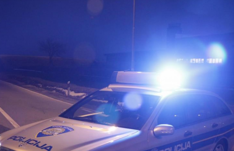 SREĆA PA LOŠE CILJAJU: Sa 10 metara ispaljivali hice jedni po drugima. Izrešetali su automobile