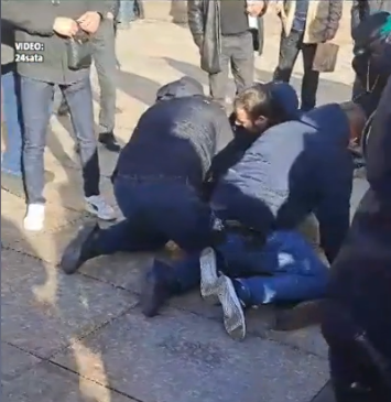 Policija: Privedeni Austrijanac i Francuz koji su ometali molitelje krunice na Trgu