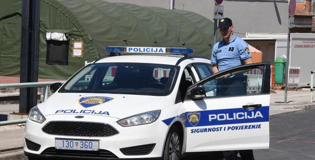 Tijekom policijske intervencije muškarac u Zadru napao policajca s leđa